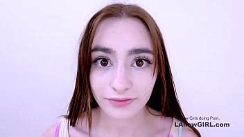 Pequeña nueva morena recibe acción lésbica caliente en una audición para XVIDEOS