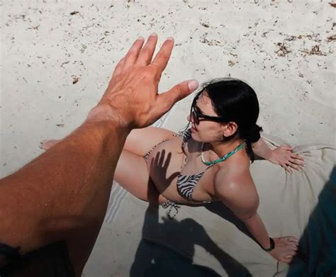 Giulia Pauselli Incinta Di Mesi In Bikini Scopre Il Pancione A Formentera Foto Gossip It