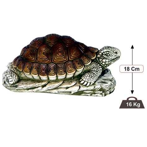 Tortue est une sculpture en pierre reconstituée et une élégante patine