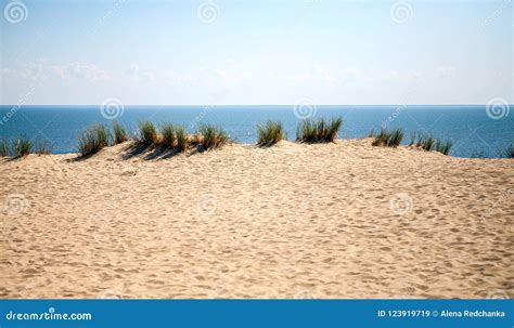 Las Dunas De Arena Blancas Hermosas En El Mar Varan Imagen De Archivo