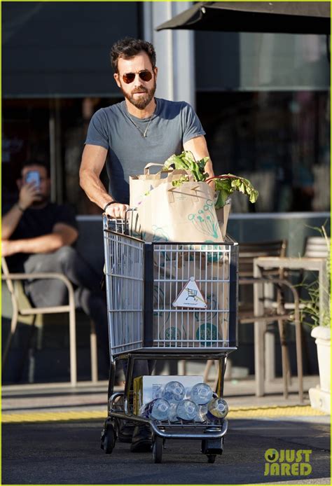 Justin Theroux Shows Off Buff Biceps While Grocery Shopping Photo