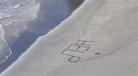 Surfista ferido é resgatado de praia remota ao escrever socorro na