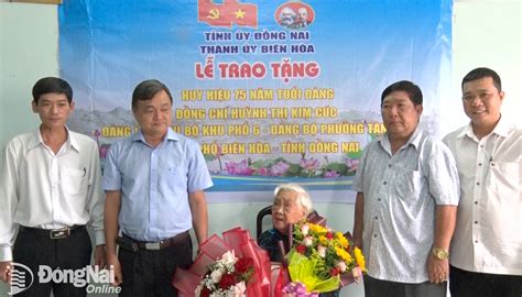 Trao huy hiệu 75 năm tuổi Đảng cho đảng viên Huỳnh Thị Kim Cúc Báo