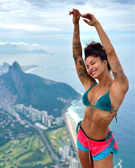 Aline Campos curte feriado da Sexta feira Santa na Pedra da Gávea