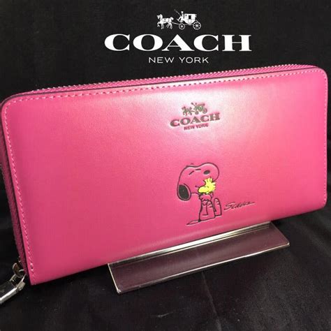 Coach 限定セール ️新品コーチ×スヌーピー長財布ピンク ラウンドファスナーの通販 By ギフト承ります ️｜コーチならラクマ