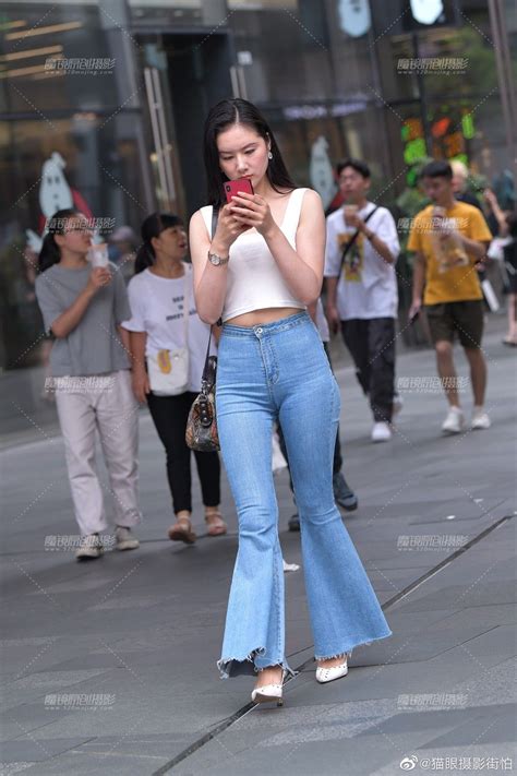 Flare Jeans Bellbottom에 있는 S1님의 핀 여성 청바지 거리 패션 몸매좋은 여자