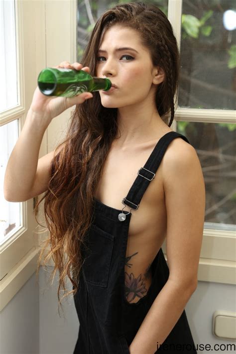 Pretty Irene Rouse Gets Naked And Unveils Her Skinny Figure Photos