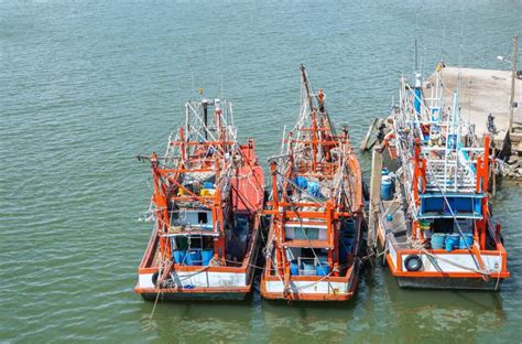 Barcos De Pesca E De Transporte Pr Ximos Do Mercado Do Peixe Fresco Em