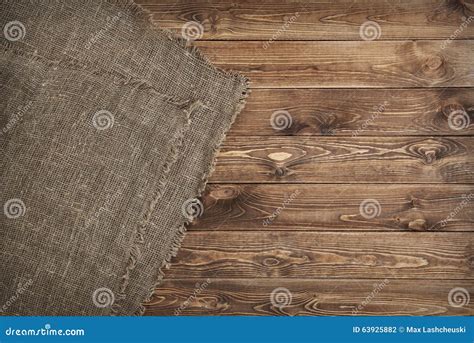 Textura De La Arpillera En Fondo De Madera De La Tabla Foto De Archivo