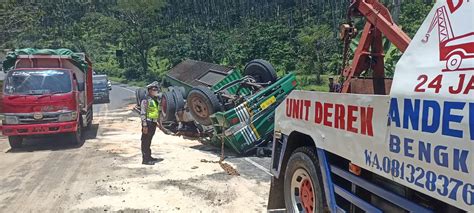 Truk Kontainer Muatan Triplek Terguling Di Tikungan Jlegong Jambu