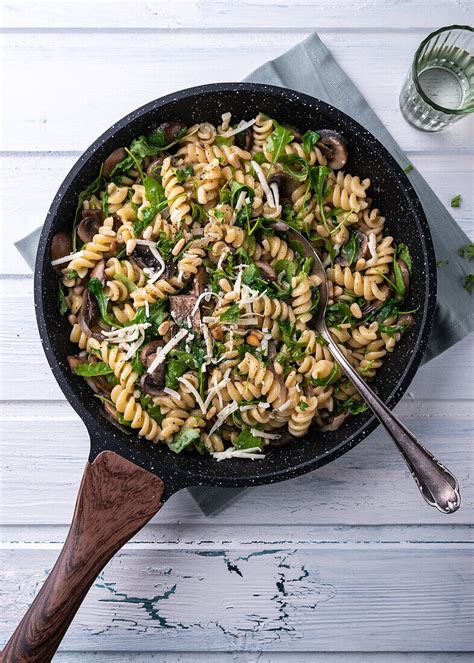 Vegane Nudel Pilz Pfanne Mit Rucola Bilder Kaufen Stockfood