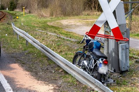 Biker Stirbt Bei Unfall Polizei Sucht Zeugen