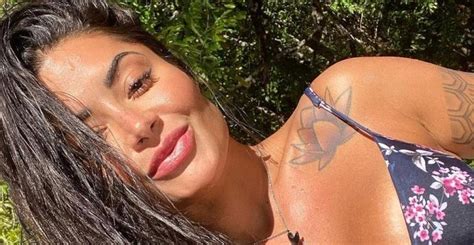 Aline Riscado posa biquíni cavado e deixa web babando em shape