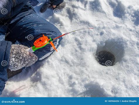 Pesca Do Menino Uma Vara De Pesca No Gelo No Inverno Foto De Stock