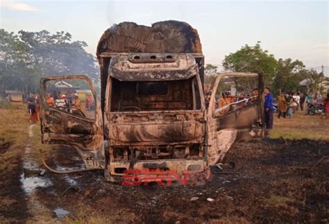 Truk Bermuatan Tembakau Jawa Di Bakar Massa SeputarRakyatNews