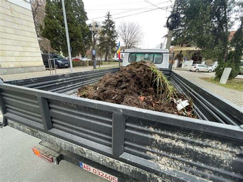 VIDEO Protest cu gunoi de grajd în fața Prefecturii Alba Localnici