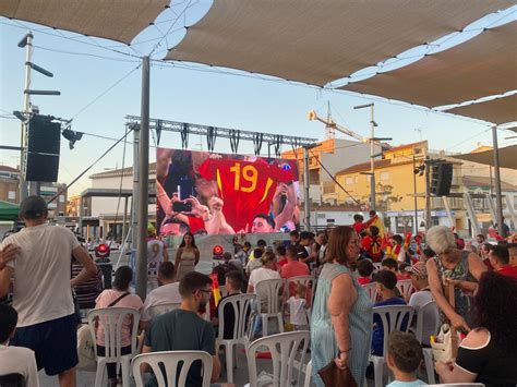 Granada Se Vuelca Con La Selecci N E Instalar Una Pantalla Gigante En