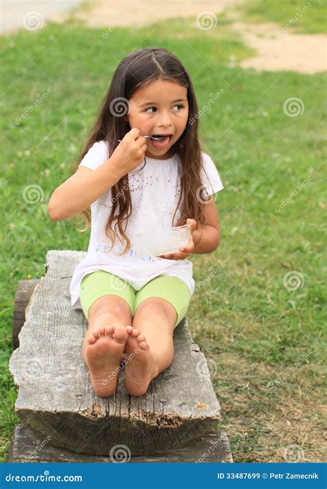 Consommation Aux Pieds Nus De Fille Image Stock Image Du Séance