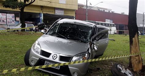 G Carro Bate Em Rvore Ap S Acidente Moto Na Zona Leste De Sp