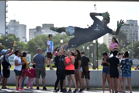 Colocaron Una Gigantografía Del Dibu Martínez En Una Plaza De Mar Del Plata