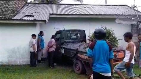 Mobil Pengangkut Durian Tabrak Siswa Lalu Tabrak Rumah Warga Hingga