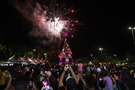 Oito Mil Pessoas Prestigiam A Inaugura O Da Rvore De Natal Do Bosque