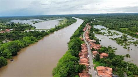 Cheia do Rio Itapecuru inunda cidade no Maranhão