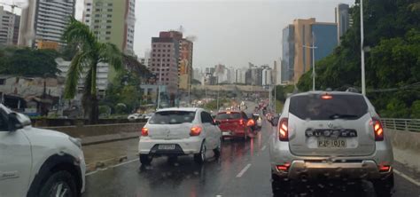 Forte temporal em Salvador provoca engarrafamento de até 1h20 na