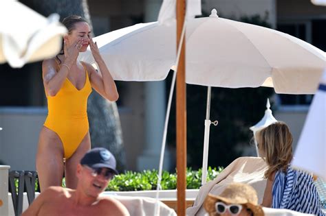 Kimberley Garner en bikini orange en vacances au Cheval Blanc à Saint Tropez août