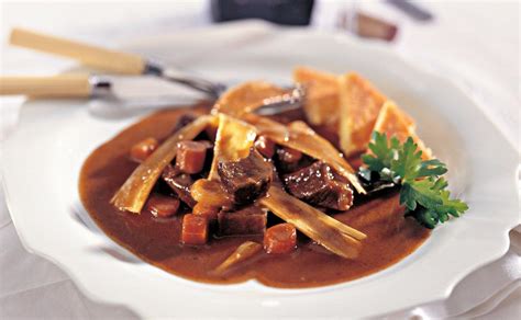 Rindsragout Mit Pastinaken Und Erd Pfel Dreiecken Rezept Gusto At