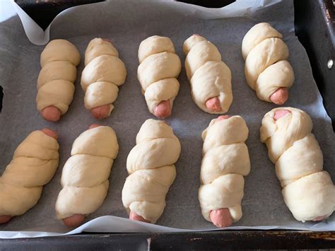 Rollò con würstel un classico della rosticceria siciliana La Cucina