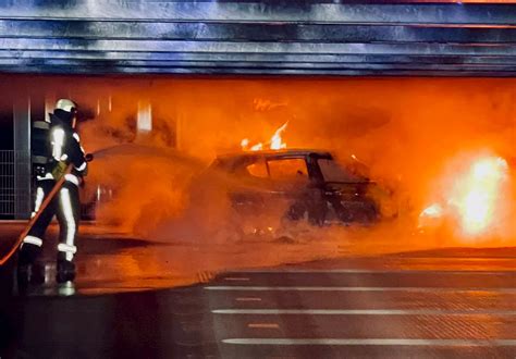 Feuerwehr löscht brennenden PKW in Parkhaus an der Alten Wittener Straße