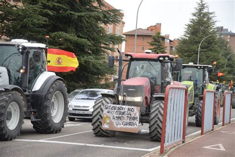 Los tractores invaden Palencia y protestan en la Delegación de la Junta