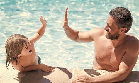 Familia Feliz De Padre E Hijo Divirti Ndose En La Piscina De Verano