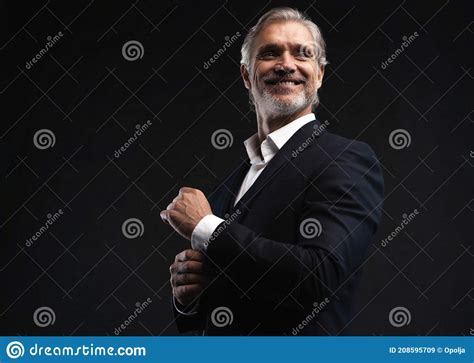 Bonito Hombre De Mediana Edad Con Traje Posando Sobre Fondo Negro