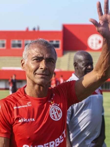 Romário vê do banco André Balada decidir para o America