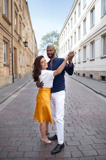 Casal tendo uma apresentação de dança latina na cidade Foto Grátis