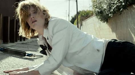 Izzy Gets The F Across Town Proves Mackenzie Davis Is A Powerhouse Review Nerdist