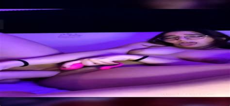 Cute Babe Fingering Pussy To Cum