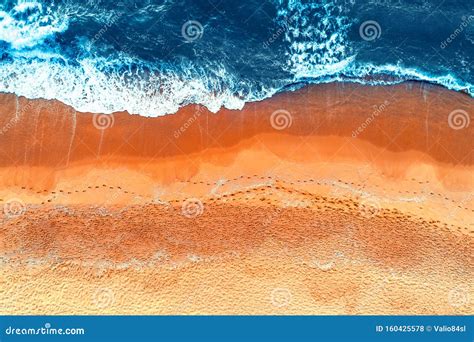 Vista Aérea De Ondas Marítimas Na Areia Fundo De Praia Tropical