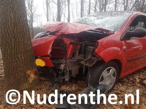 Auto Tegen Boom Aan De Gijsselterweg In Ruinen Numeppel Nl Boven Op