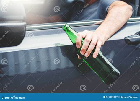 Dronken Mens Die Een Auto Op Het Van Het De Flessenbier Van De Wegholding Gevaarlijke Gedronken