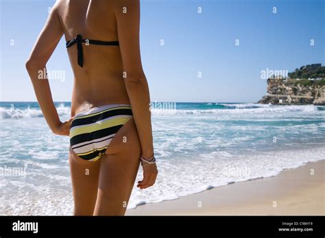 Junge Frau Im Bikini Am Strand Sydney New South Wales Australien Stockfoto Bild