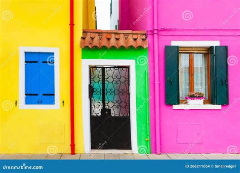 Fachadas Pintadas De Amarillo Y Rosa De Las Casas Y Ventanas Con