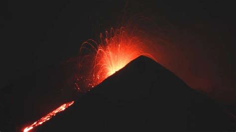 Vulkanausbruch auf Sizilien Ätna spuckt Feuer Fontäne erreicht ganze