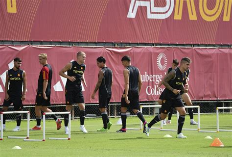 Roma Lallenamento A Trigoria A Due Giorni Dal Big Match Con Il Milan