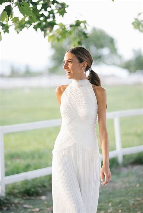 Un Vestido De Novia Plisado Con Escote Halter Para Una Boda Viral En