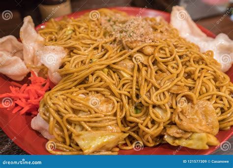 Comida Japonesa De Yakisoba De Tallarines Fritos Con Las Verduras Y La