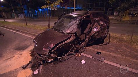 Dois Carros Batem Na Avenida Bar O Homem De Melo Em Belo Horizonte