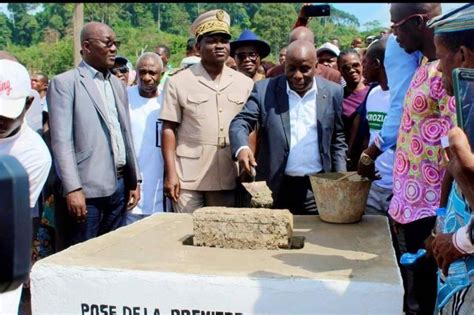 Le Ministre Gouverneur Albert Flind A Pos La Premi Re Pierre D Une